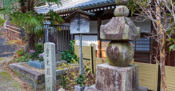 大阪で和墓の横に多く建つ「五輪塔」