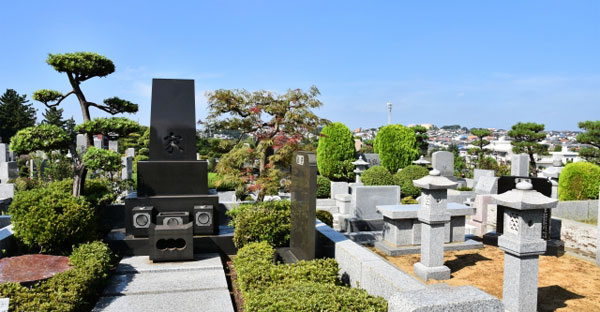 【大阪で建てるお墓】納骨式の購入と終活の購入どちらが良い？