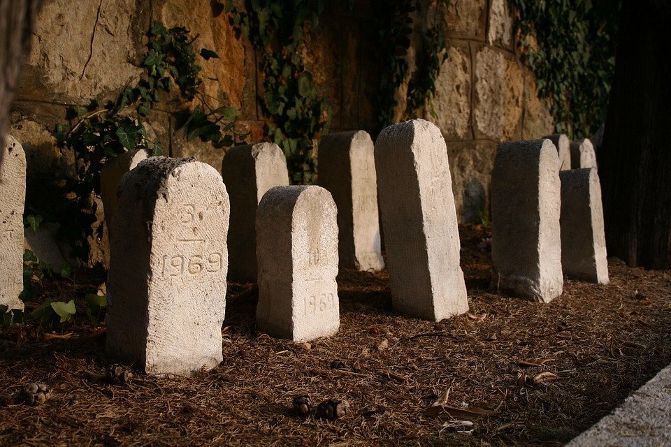 墓地や墓石を事前に用意する「生前墓」とは？メリットや納骨までの流れも紹介