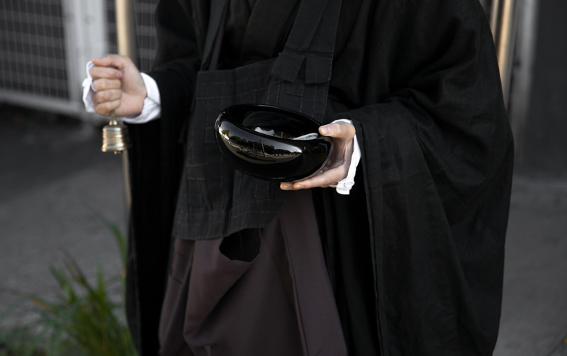 納骨式にお供えする香典の金額相場は?香典袋の書き方や服装マナーも解説