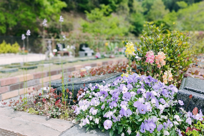 園芸植物を取り入れた樹木葬のイメージ
