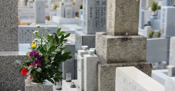 大阪で春彼岸のお墓参りマナー お墓掃除や供養で困らない持ち物チェックや お供え物の注意点