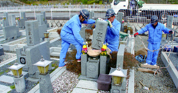【大阪で終活】墓じまい後のご遺骨の行く先はどうする？故人との繋がりで選ぶ3つの選択肢