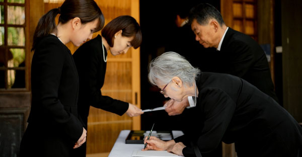 大阪の自宅で葬儀を行う手順と流れ。世話役や通夜・葬儀での飲食、供花や供物まで解説！