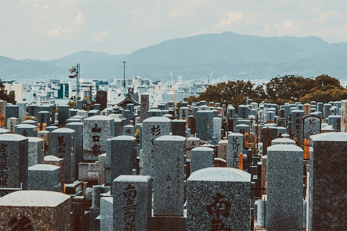 古いお墓のイメージ画像