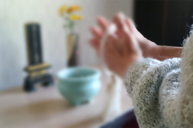 位牌にお参りしている様子のイメージ画像