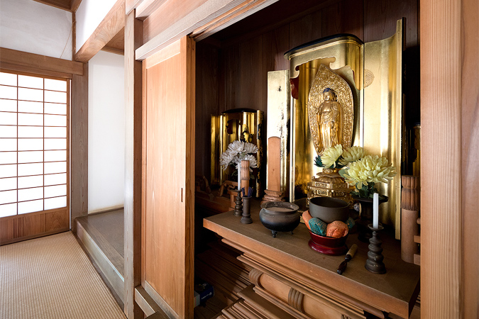 古くて大きい仏壇のイメージ画像