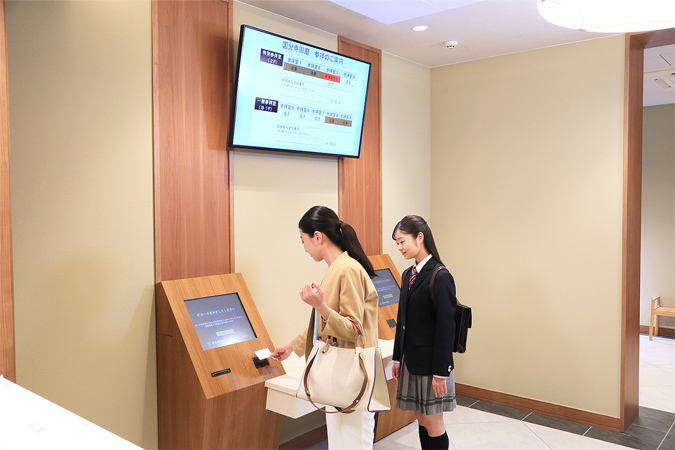 カードをかざすシーンのイメージ画像