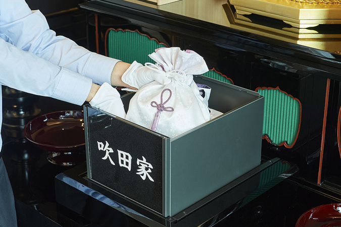 納骨する様子のイメージ画像