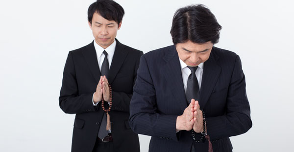 大阪ではお通夜と葬儀で服装マナーが違う？