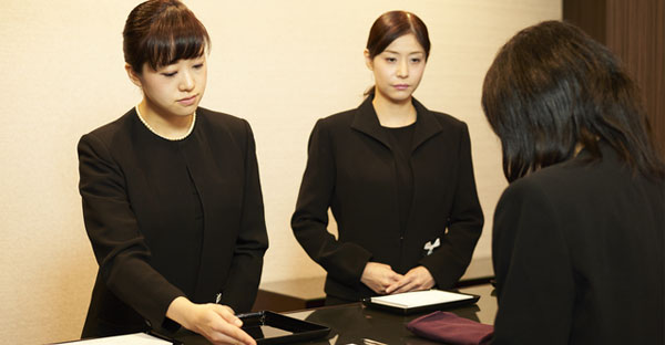 大阪で女性が葬儀に参列する服装マナー
