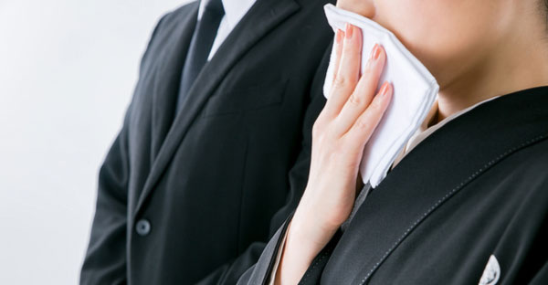 大阪の葬儀 喪主の服装マナーを解説 お通夜と葬儀 昼と夜で着る喪服でも違う作法とは