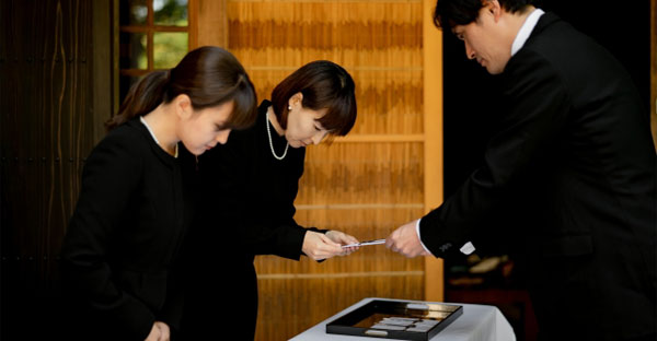 初盆 新盆 に参列する服装やマナーとは 御香典の表書きや金額目安 伺う時間まで解説