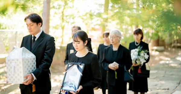 まとめ：葬儀の服装は弔意を表す