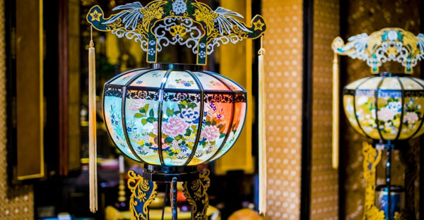 初盆 新盆 に参列する服装やマナーとは 御香典の表書きや金額目安 伺う時間まで解説