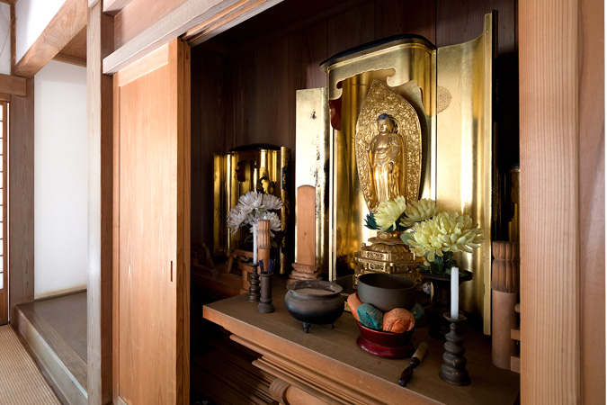 古い仏壇のイメージ画像