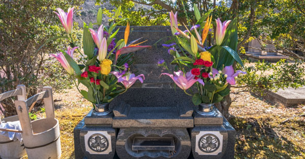 お盆で行くお墓参りで供える花は何がいい おすすめ5つの花々と選び方 選ぶ時の注意点