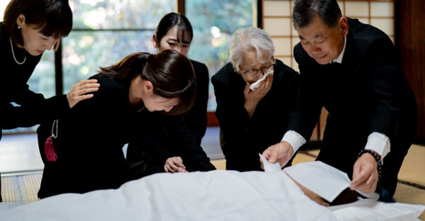 家族が亡くなったら、ご遺体を整える