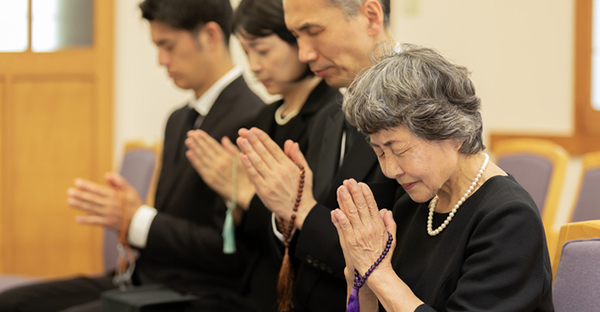 (1)祭壇に向かって右側が、ご遺族や身内