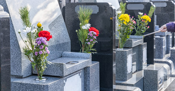 お墓の維持費は継承者が支払うべき？