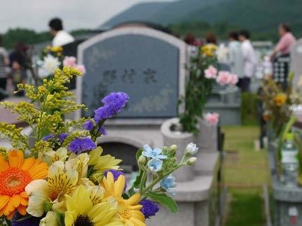 納骨が雨の日は延期するもの？傘などの持ち物やマナーについて紹介