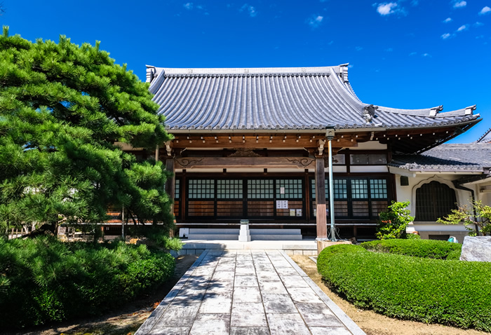納骨式や四十九日法要のお布施の相場は?お寺へ渡す金額やかかる費用を解説