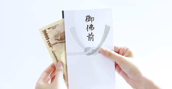 初盆の香典金額相場|関係性・会食の有無でどう変わる?