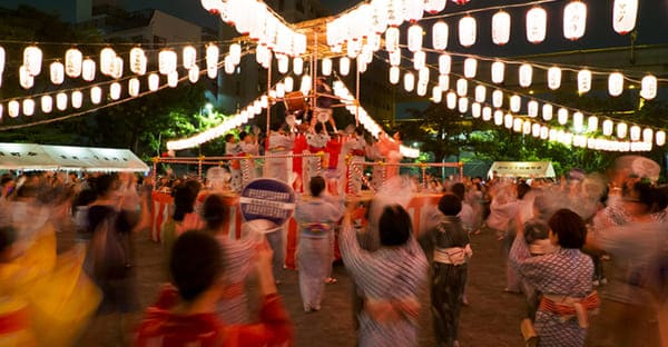 お盆に盆踊り大会をするのはなぜ？