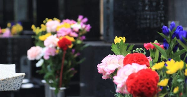 お墓参りの花とは?仏花・墓花の違いと役割