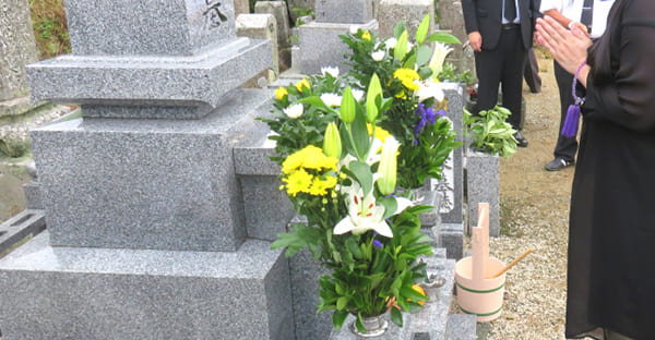 お墓参りに適した花とは?選び方の基本ルール