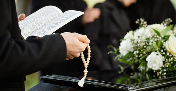 キリスト教式と仏式：葬儀の違い
