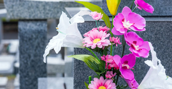 お墓に供える花のマナーとタブー