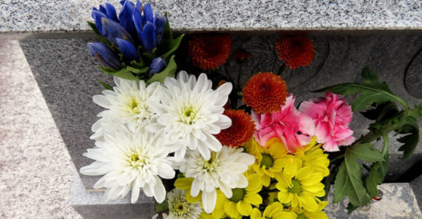 お墓参りにふさわしいお花とは?選び方とマナー