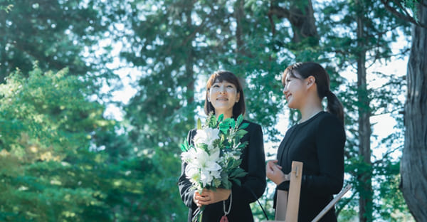暑い時期の服装選び|夏の素材や色の工夫で快適に