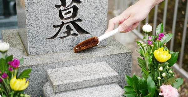 年末のお墓掃除手順と必要な持ち物