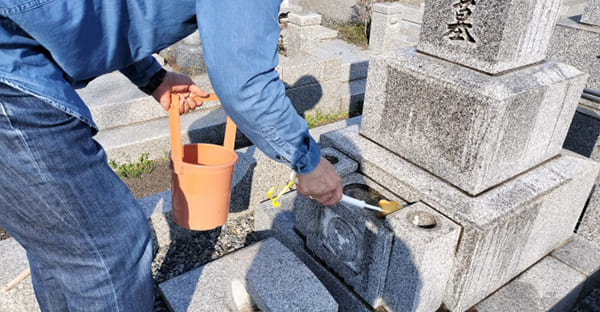 お墓参りの準備と持ち物(花・お供え・道具)