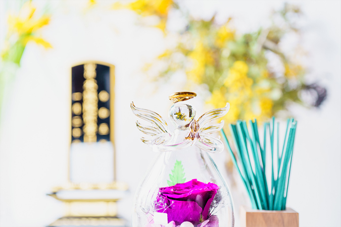 祈る天使の置物と位牌の画像