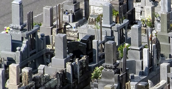 大阪で「墓じまい」と「永代供養」を検討する人が増えている背景