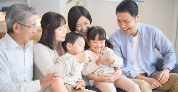 樹木葬に家族で入れるの？基礎知識を解説