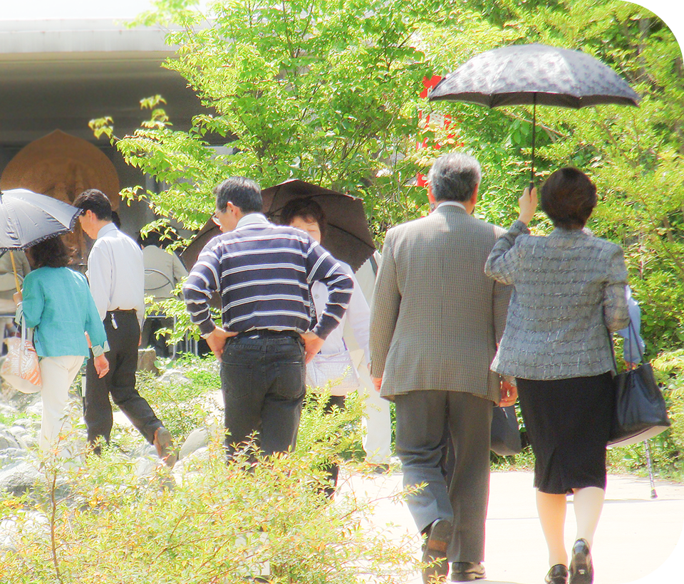 なごみ霊廟へお参りに行く人々