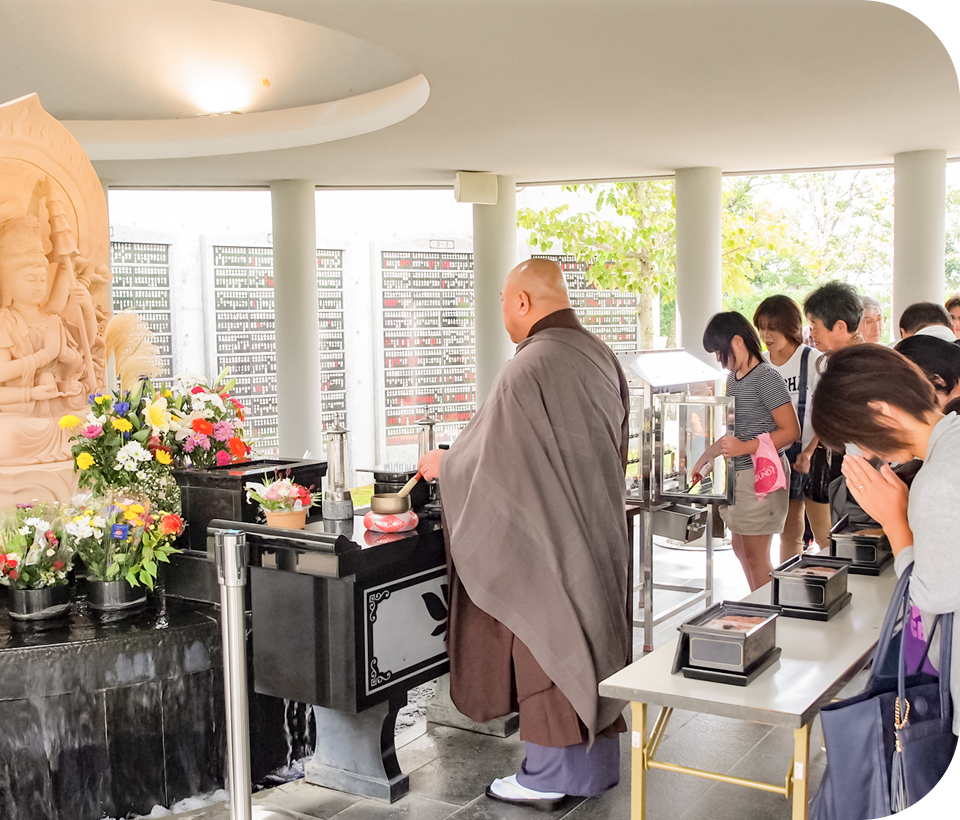 なごみ霊廟前 供養法要の様子